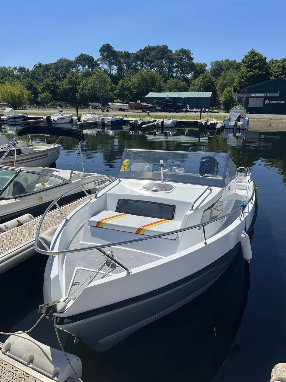 Le bateau P'tit Poney amarré au port de Gastes