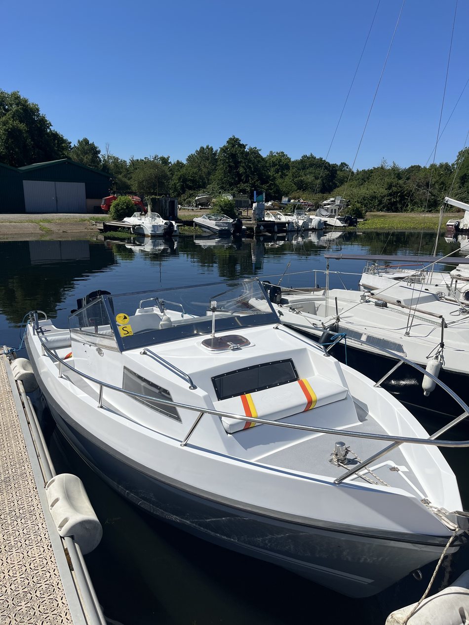 Le bateau P'tit Poney amarré, vu de trois quarts avant au port de Gastes