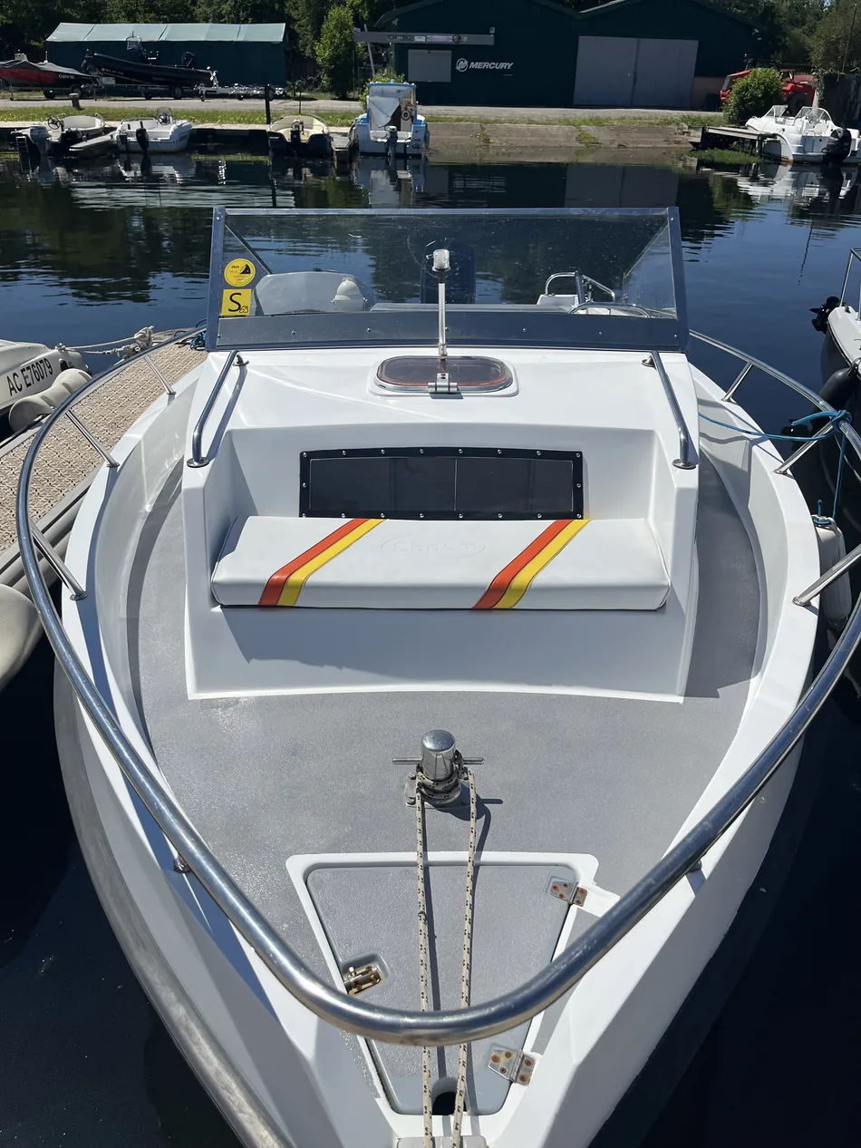 Bateau P'tit Poney amarré au port de Gastes sur le lac