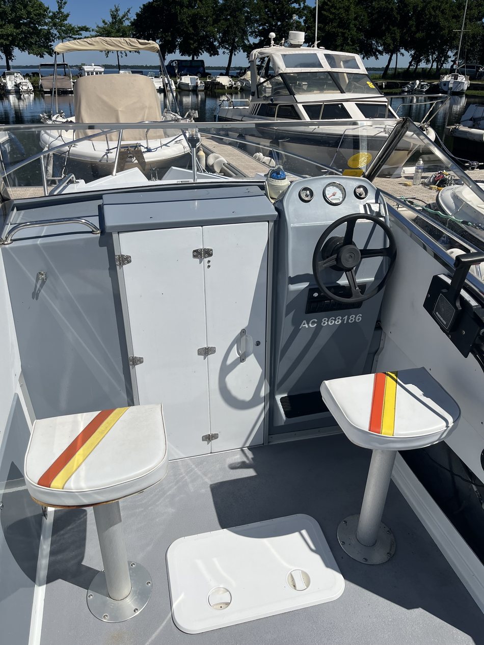 Console de barre et instruments du bateau, avec ses deux sièges