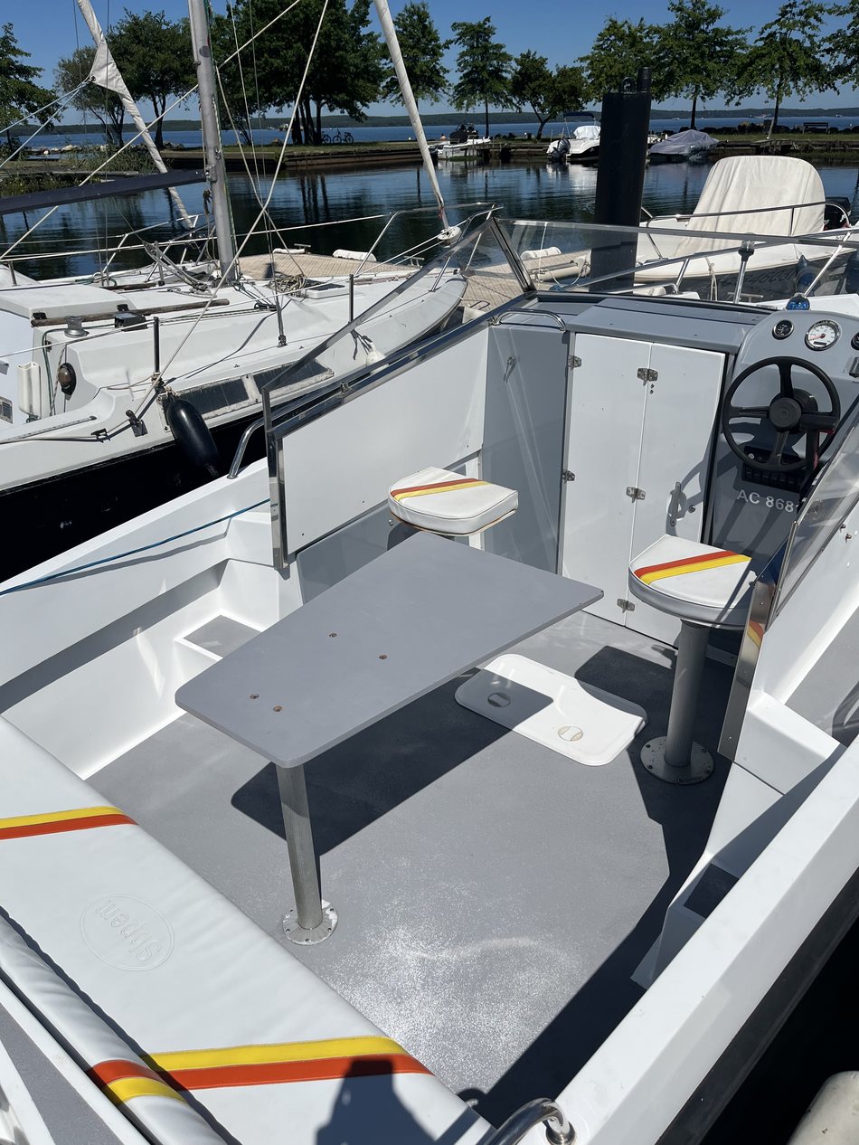 Le cockpit du bateau avec sa table amovible installée entre les banquettes