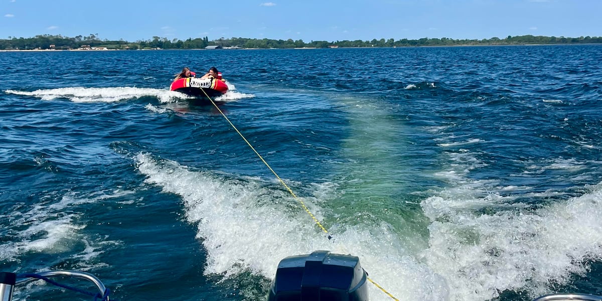 Deux enfants sur la bouée tractée JOBE, tirés par « P'tit Poney » sur le lac de Biscarrosse et de Parentis